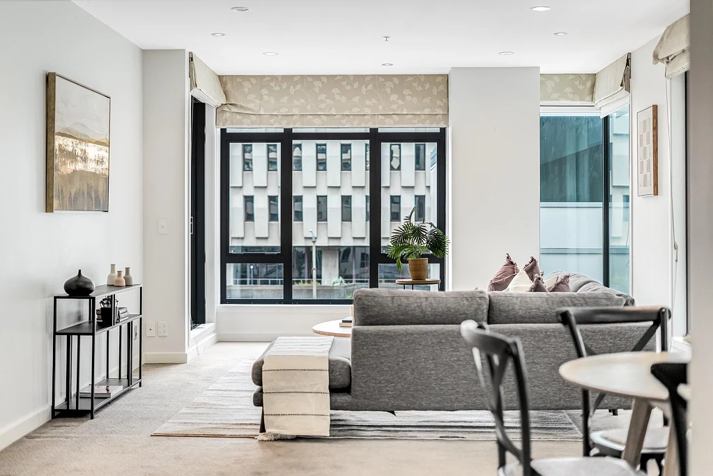 Thorndon 2房  SPACIOUS APARTMENT WITH SUN, DECK & SECURE PARKING