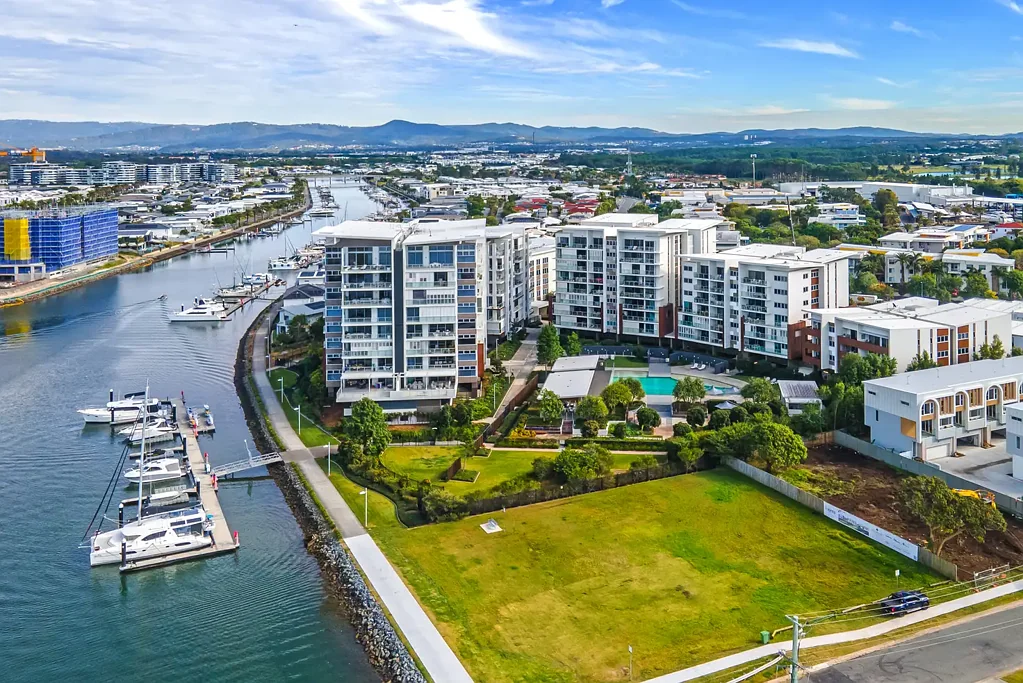 Hope Island 2房  North-Facing Apartment with Sunset Views