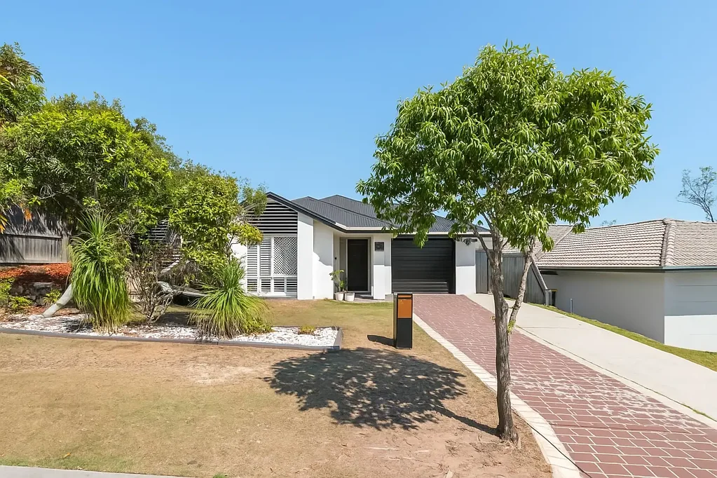 Holmview 3 Slaapkamer 3-Bed, 2-Bath with Renovated Kitchen, Side Access, Large Yard & Bonus Cubby/Office