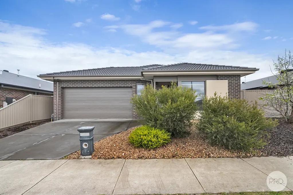 BEAUTIFUL 4 BEDROOM, 2 LIVING ROOM HOME IN HIGHLY REGARDED AREA OF WINTER VALLEY