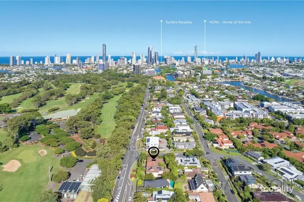 Stylish & Spacious Townhouse in Prestigious Bundall