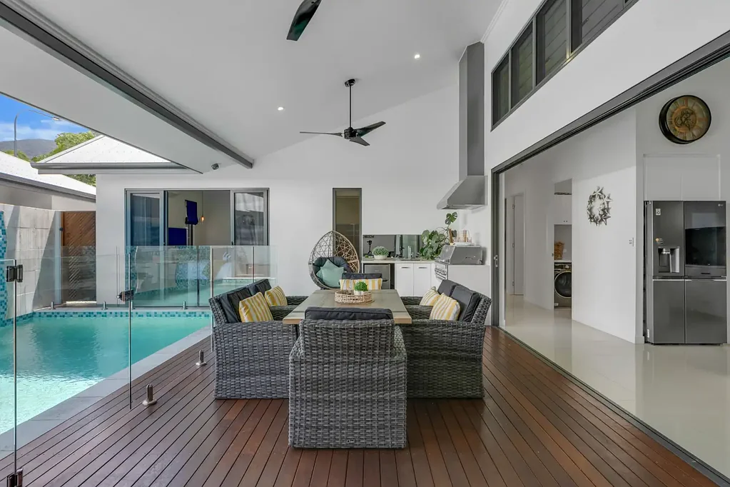 Palm Cove 3ਬੈੱਡਰੂਮ Premium Oceans Edge home, stroll to the beach