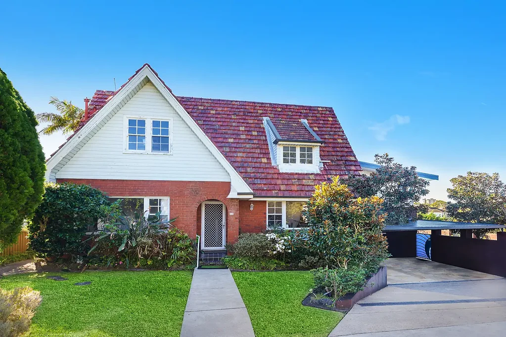 Cronulla 4 Bedroom Charming Home By The Bay