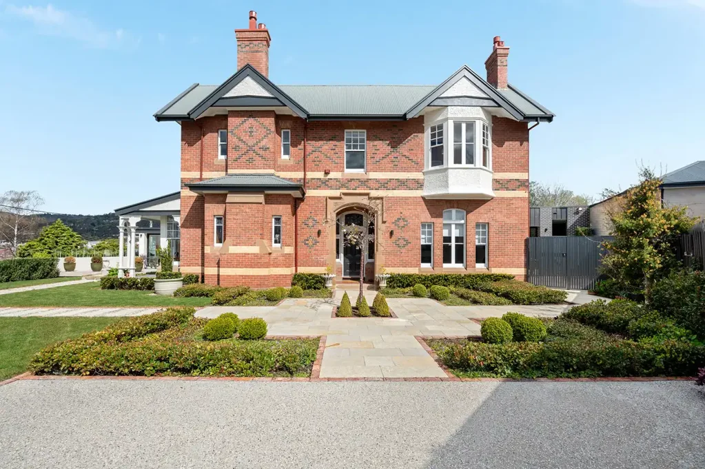 Sandy Bay 4chambre Architecturally reimagined Federation home