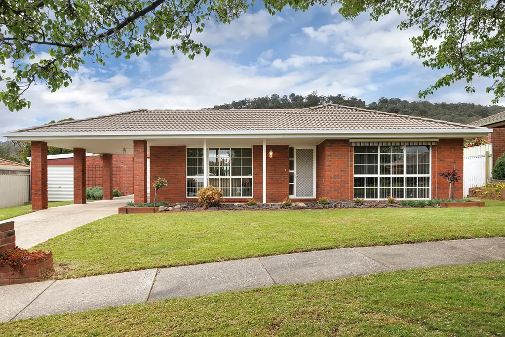 West Wodonga 4कमरा WEST WODONGA – Family Living with Poolside Appeal
