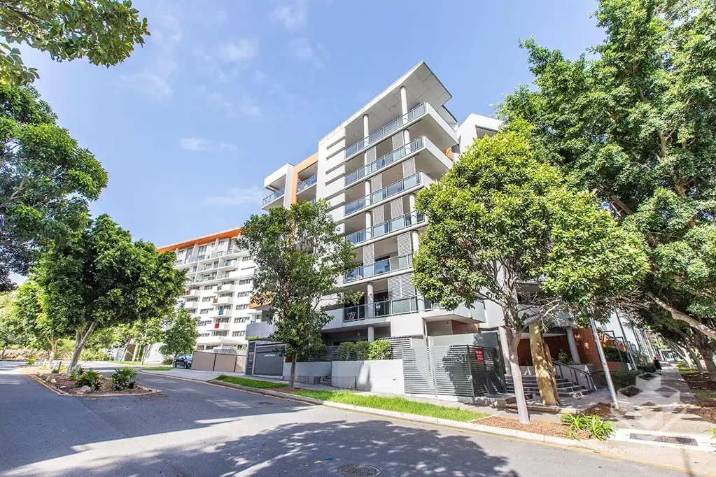 SPACIOUS AND FURNISHED APARTMENT