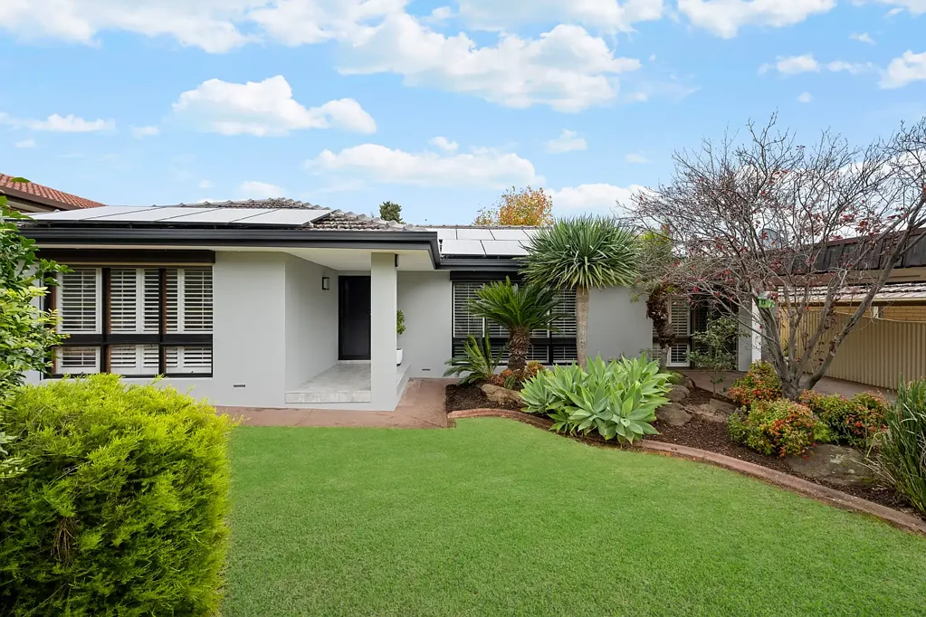 Salisbury East 4 Slaapkamer Stylish Family Residence w Multiple Living Spaces, Manicured Garden Scapes & Modern Interiors