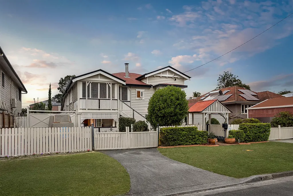 Nudgee 3ਬੈੱਡਰੂਮ Sprawling Queenslander with Timeless Character on 810m2