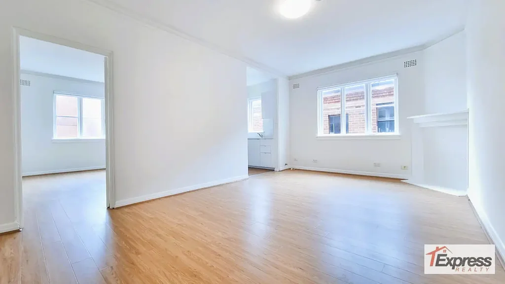 SPACIOUS, RENOVATED ART DECO ONE BEDROOM APARTMENT