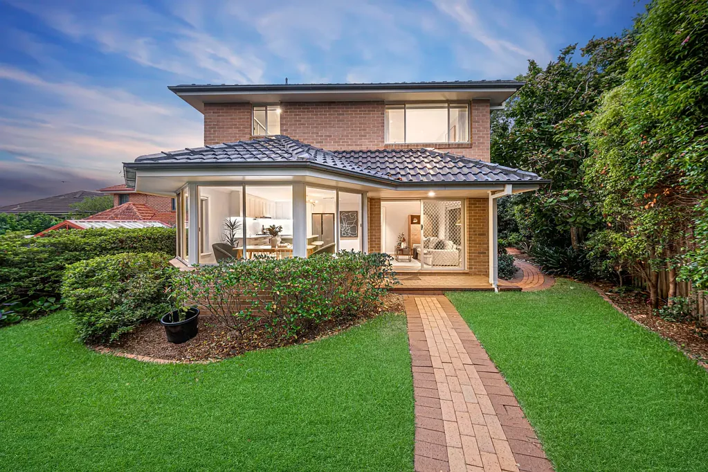 Cherrybrook 4कमरा Walk to Cherrybrook Metro | Quality Family Living in Arundel Way Estate