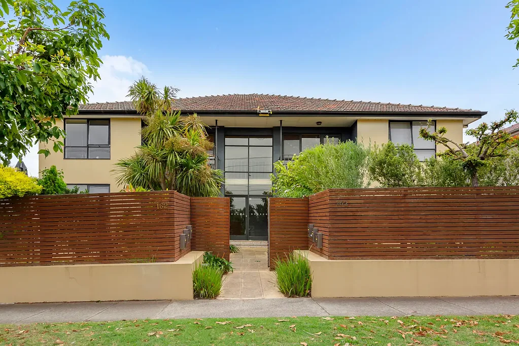 BEAUTIFULLY PRESENTED APARMENT