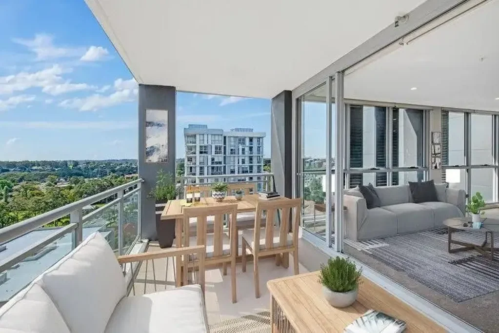 Modern 2-Bedroom Apartment - 100m to Light Rail & Walk to Everything!
