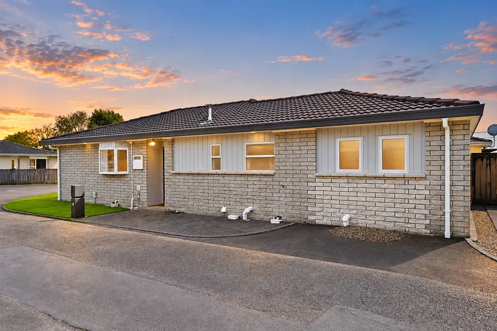 Hamilton East 3Moenga Timeless Brick & Tile - Modern Style