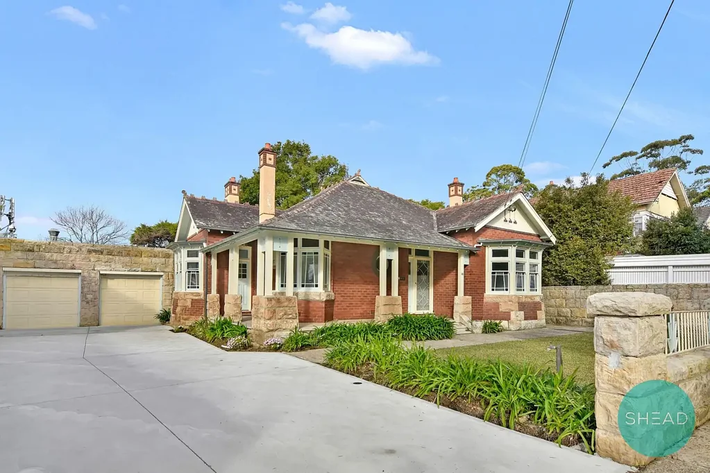 FRESHLY RENOVATED FAMILY HOME IN PRIME NORTH WILLOUGHBY LOCATION