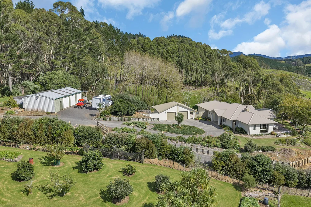 Glenbervie 4غرفة نوم Beautifully Built Brick Home Plus Garaging & Sheds