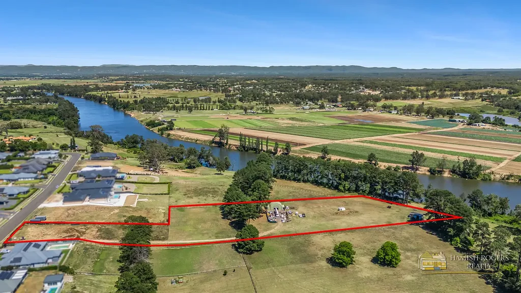 Pitt Town  Picture Perfect in Prime location!