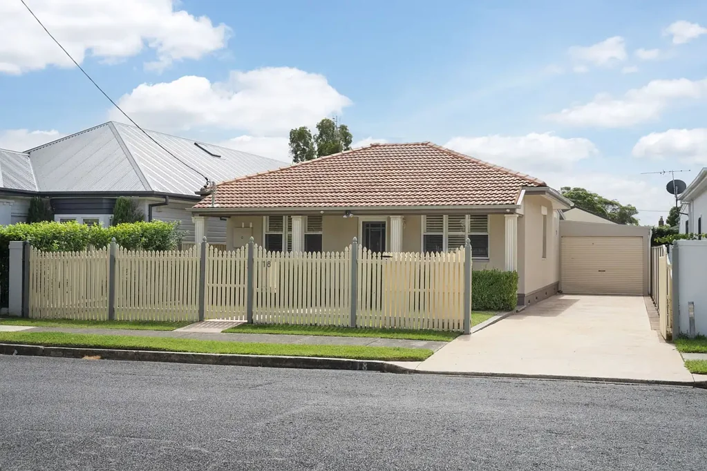 Hamilton South 5房  Modern day comfort with north facing backyard and versatile studio