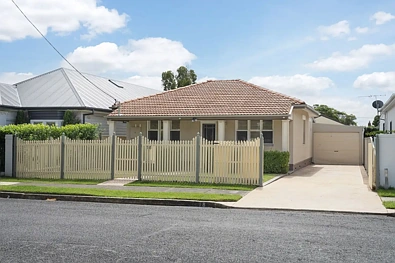 Hamilton South 5 Slaapkamer Modern day comfort with north facing backyard and versatile studio