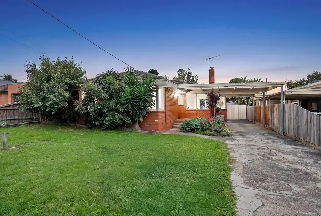 Bundoora 3房 优质木地板 宽敞客厅内置壁炉 翻新厨房嵌入式燃气灶 巨大主卧带衣柜 高起户外露台 双车库带工作间 步行名校商圈 交通便捷 Live Now, Update or Develop in a Prime Position (STCA)