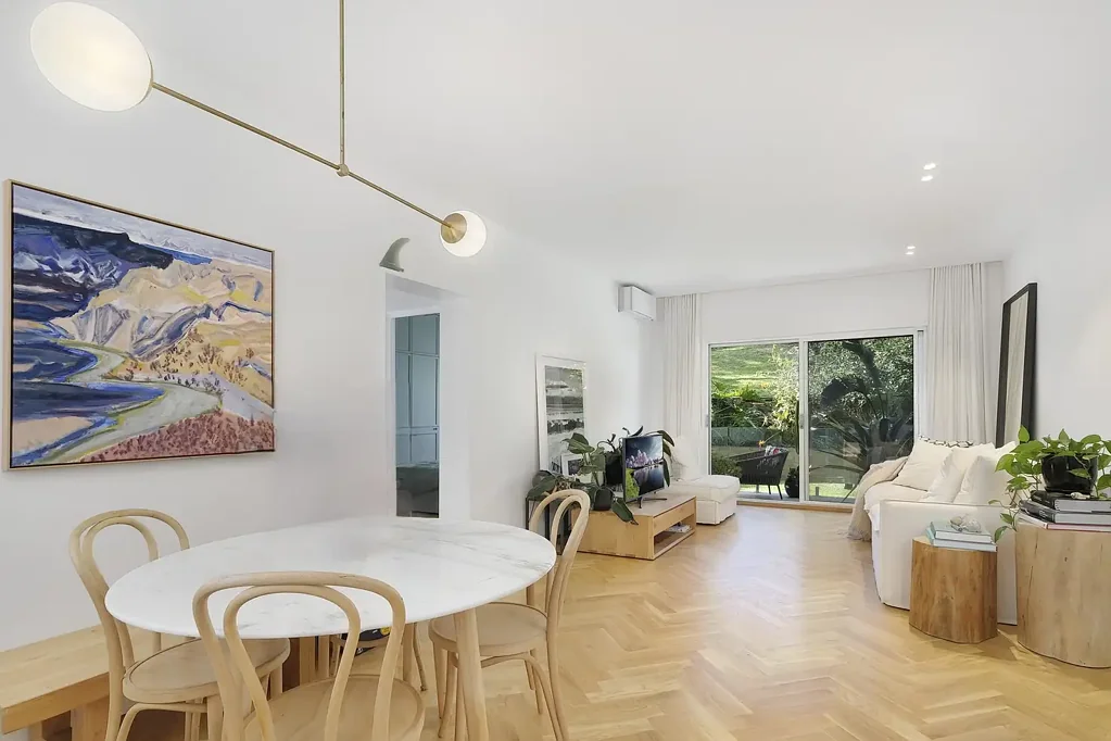 North Bondi 2房 北邦迪海滨花园公寓
稀有海滨圣地
精心设计，海滨豪华
智能分区布局，舒适功能
步行至海滩、冲浪俱乐部
全面翻新，奢华装饰
设计师厨房，定制家具
私密花园景致，高尔夫球场
生活便利，时尚轻松 Rare Garden Apartment Retreat in North Bondi