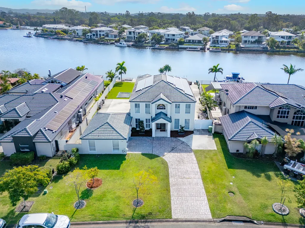 Helensvale 5બેડરૂમ Inspection by Appointment only. Stunning Family Home in Helensvale.  5-bedroom, 2-bathroom.  Offers over $2.5m considered