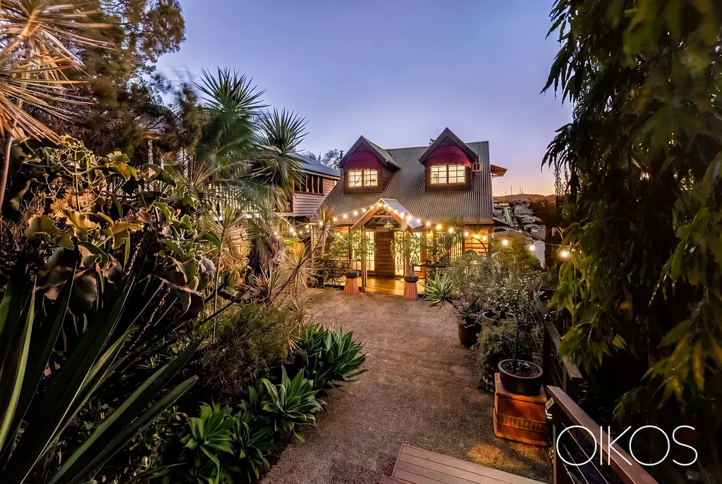 Kelvin Grove 3Zimmer ONE-OF-A-KIND CHARACTER WITH STYLISH UPDATES AND SWEEPING VIEWS