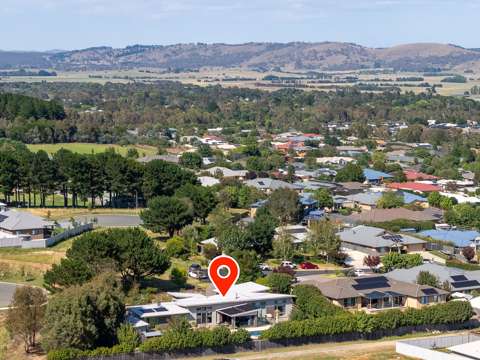 Bungendore 4 Bedroom **Stunning Family Home with Resort-Style Amenities in Bungendore**