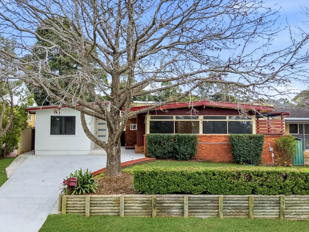 Bradbury 5房 双收入机会 - 翻新住宅与全新独立姻亲房，位于 Bradbury 黄金地段 Dual Income Opportunity - Renovated Home & Brand-New Granny Flat in a Prime Bradbury Location