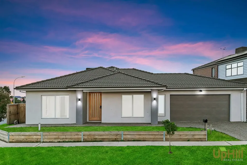 Clyde North 4房  Stylish Near-New Family Home with Premium Finishes