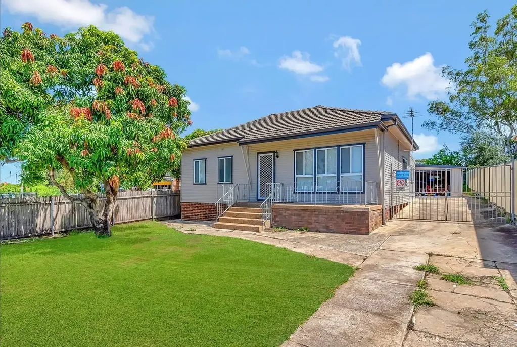 Neat 3 Bedroom Home, Great Location!