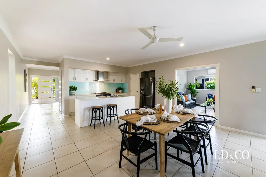 Rural View 4房  Expansive Family Entertainer with Multiple Living Areas and Powered Shed