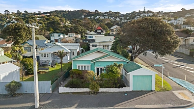 Lyall Bay 2房  Classic Coastal Living & Future Potential
