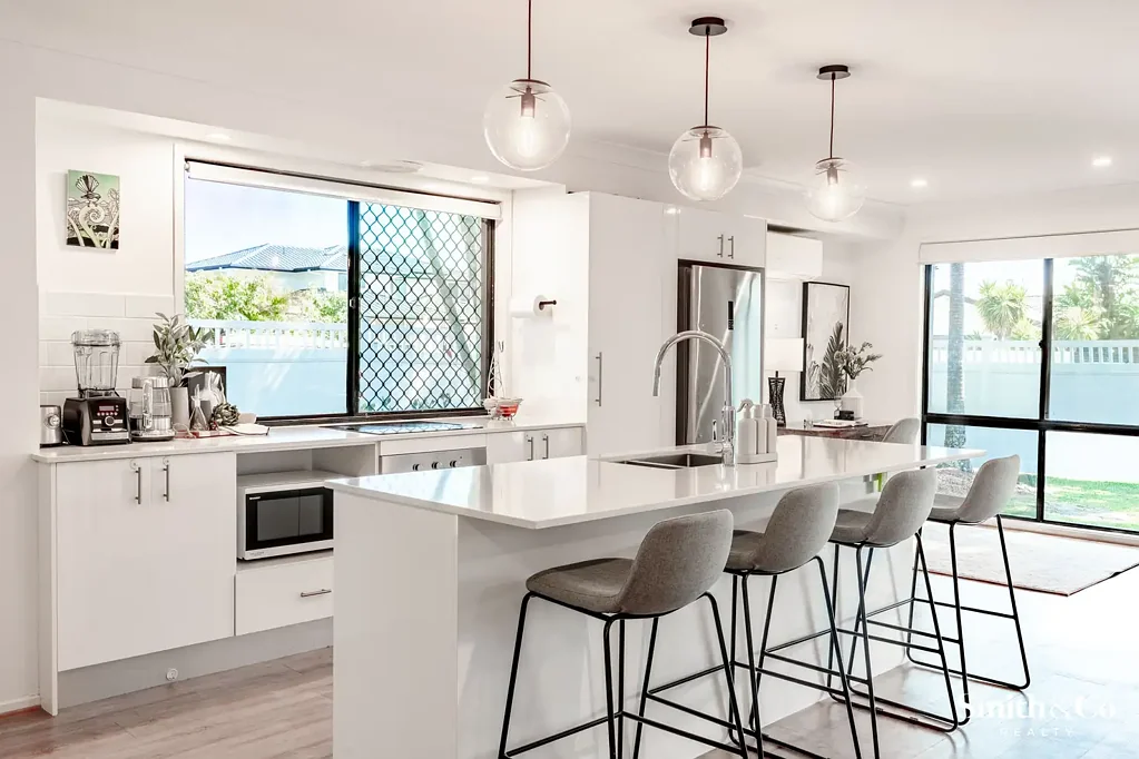 Paradise Point 4房  4 Bedroom Spacious Coastal Home with Pool on 651sqm Corner Block
