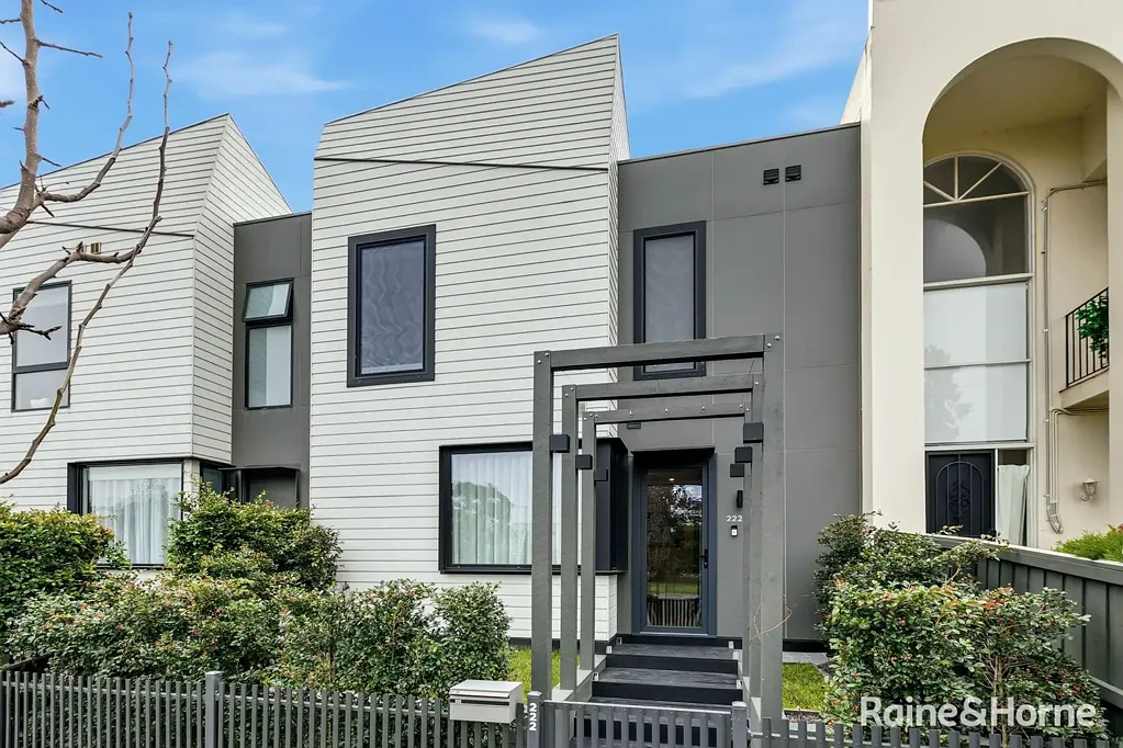 Williamstown North 4房 一次彻底的蜕变。宁静港湾中的精致生活。 A Complete Transformation. Sophisticated Living in a Peaceful Sanctuary.