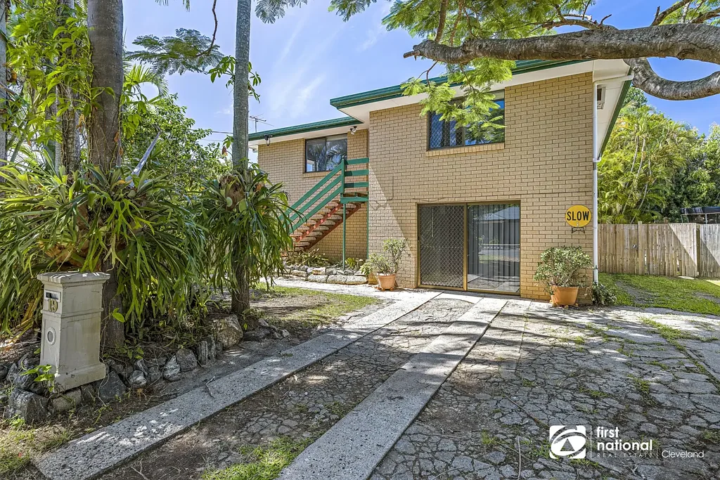 LARGE FAMILY HOME IN THORNLANDS .   NB RENT INCREASING TO $870 PER WEEK TWO MONTHS AFTER COMMENCEMENT OF LEASE