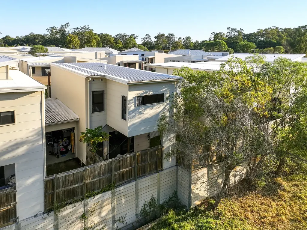 Dakabin 3 Slaapkamer EXECUTIVE LEVEL TOWNHOUSE BACKING ONTO PRIVATE FARMLAND!