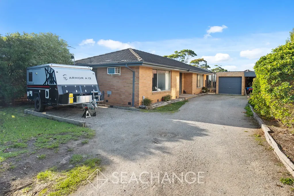 Mornington 3房 766平米阔地 海滨黄金地段 多功能后部公寓 街道外停车位 步行即达海滩与商圈 Renovate, Rebuild or Redevelop
