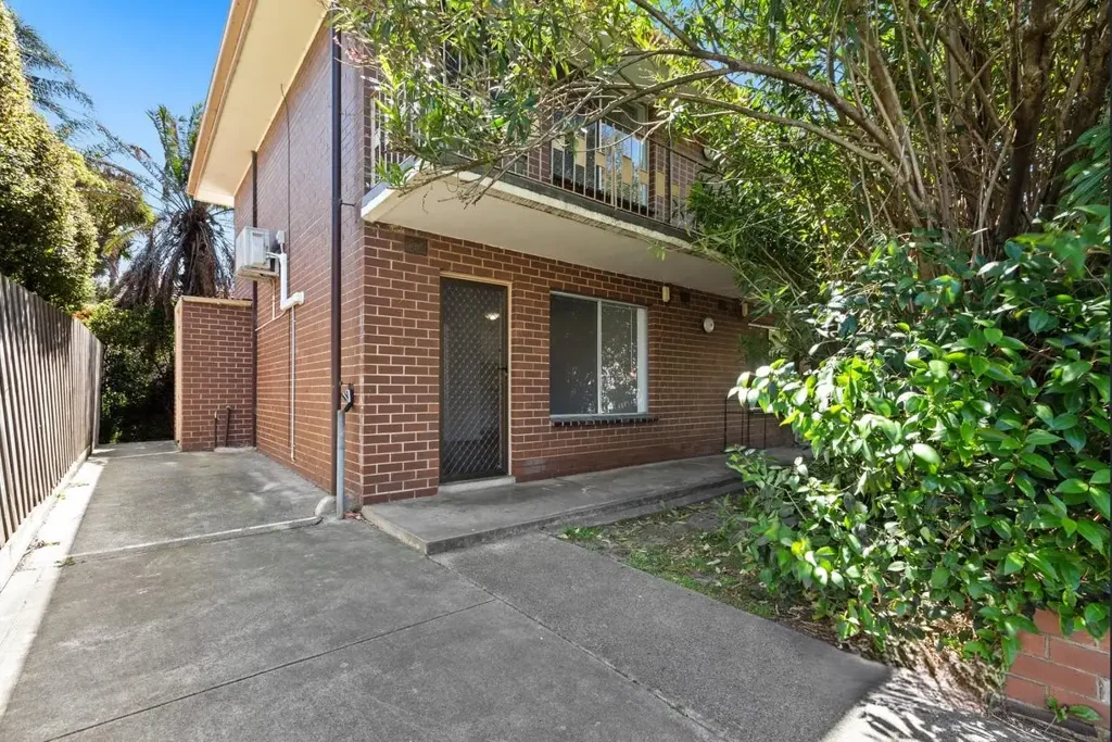 One-Bedroom Living in Mentone's Bayside Lifestyle!