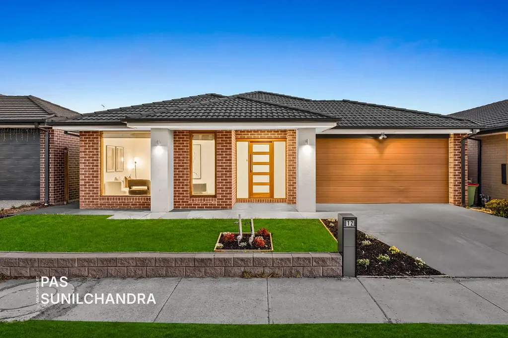 Clyde North 4 Bedroom Modern Family Living with Premium Upgrades in Berwick Waters