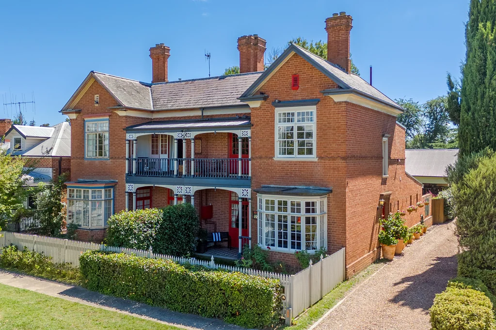 RESTORED 4 BEDROOM VICTORIAN TERRACE!