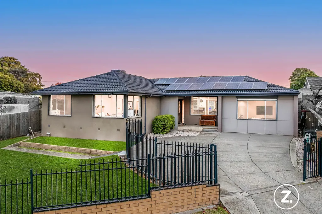 Dandenong 3房 位于Dandenong繁华中心 宽敞760平方米分配地 周到更新 安全功能 多功能平面图 家庭投资首选 大量存储空间 全新集中供暖系统 安全前院 宽敞后院 生活便利绝佳 潜力无限发展 Endless Potential in a Peaceful Pocket