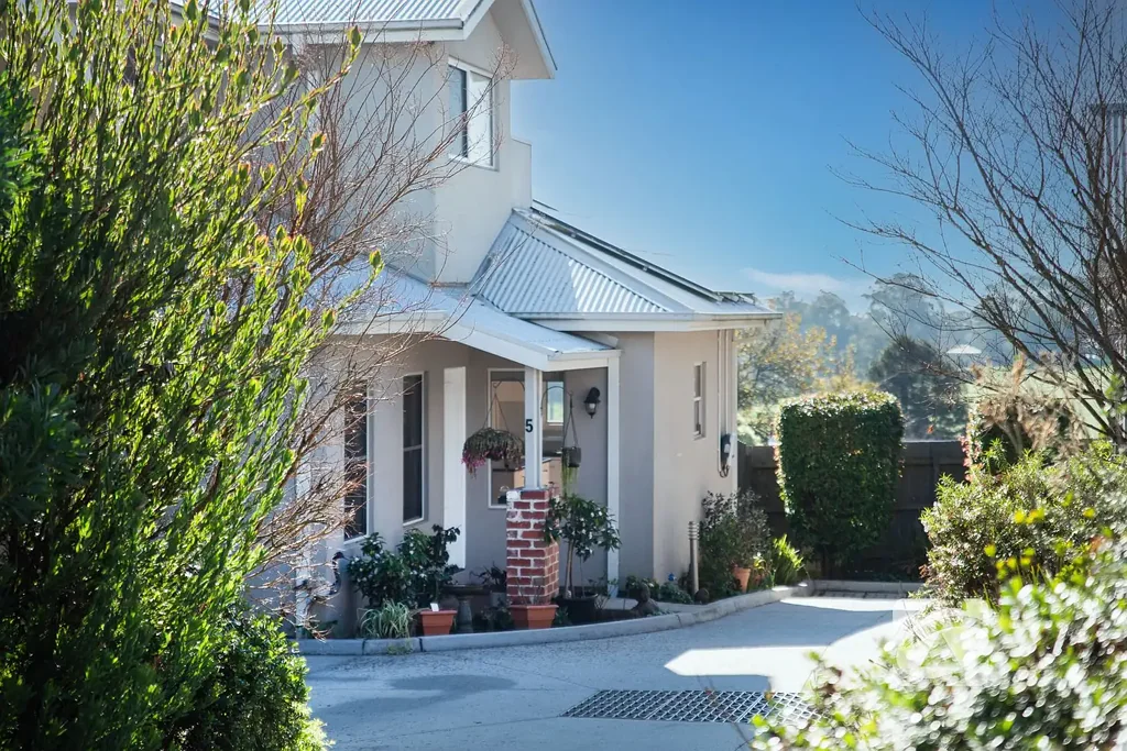 Gembrook 3房  Secure Village Living with Stunning Hillside Views