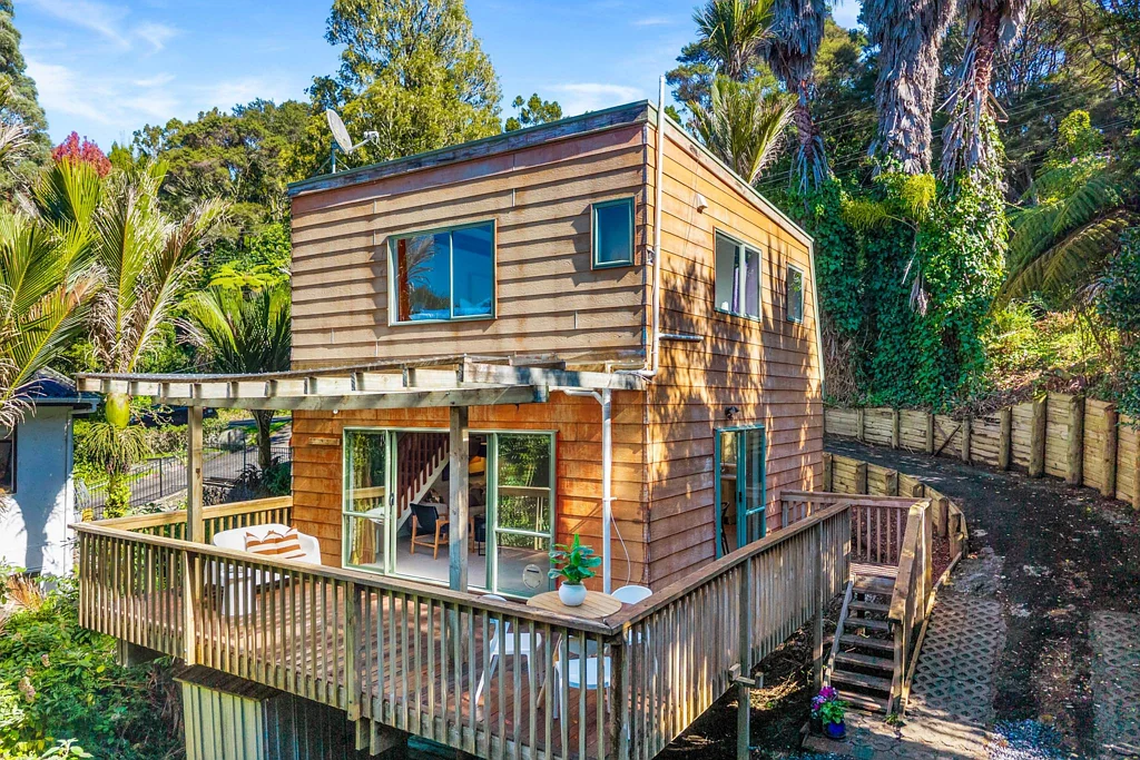 Titirangi Haven: Modern Comforts in a Native B...