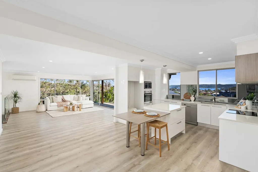 East Gosford 6ห้องนอน Elevated Living with Sweeping Water Views