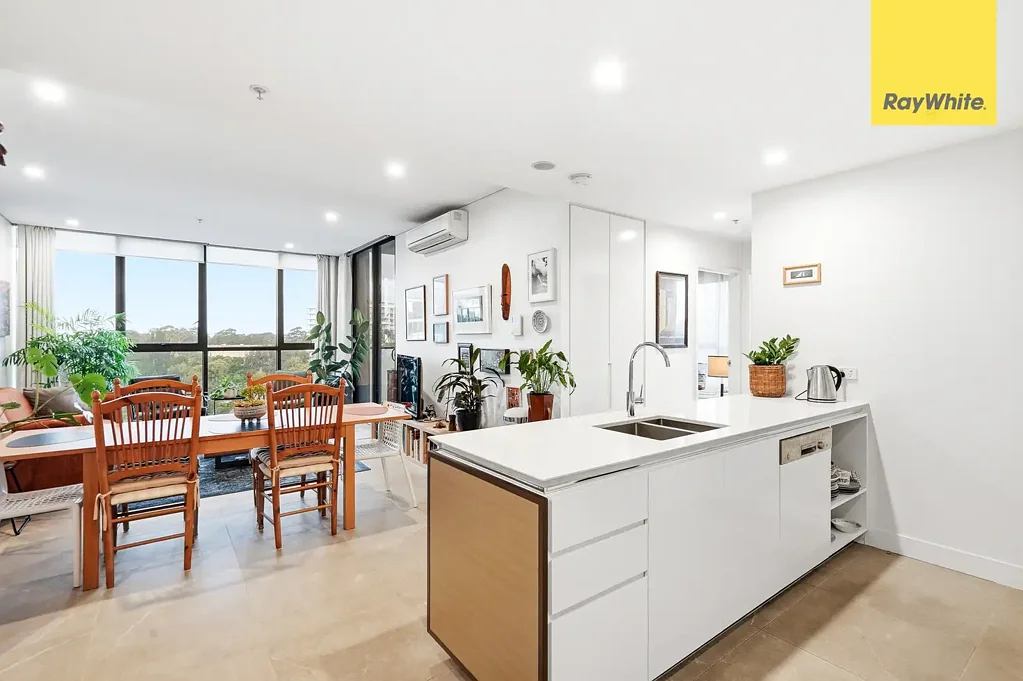 Parramatta 2房 滨水生活，尽享河岸与 Parramatta 天际线美景 Riverside Living with Sweeping Riverbank & Parramatta Skyline Views