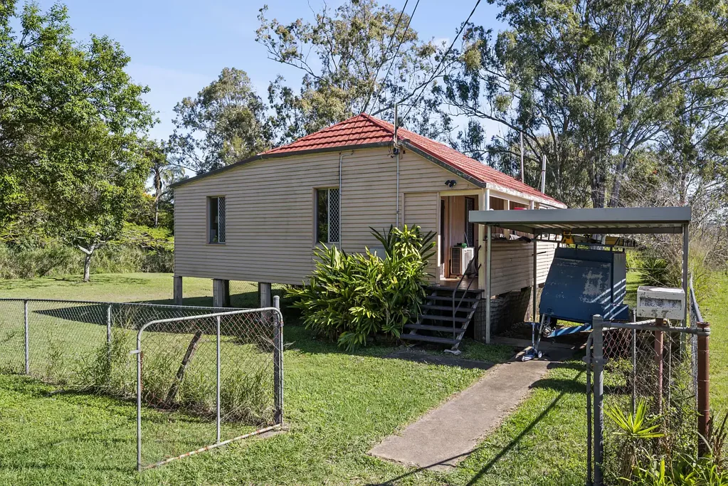Moorooka 2房 特色别墅 814平米地块 公园绿地背靠 卓越私密宁静 翻新扩建良机 家园未来潜力 A Rare 814sqm Parkside Opportunity in the Heart of Moorooka on 2 Lots
