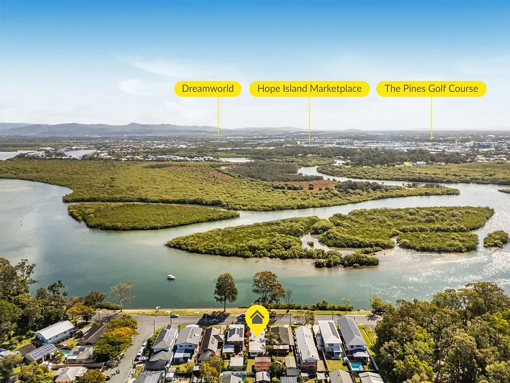 Coombabah 3कमरा A ONCE-IN-A-GENERATION WATERFRONT OPPORTUNITY