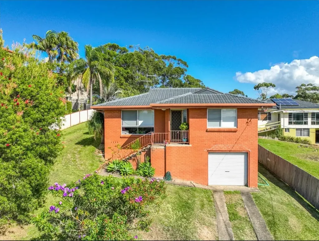 Fully furnished three bedroom home with amazing hinterland and ocean views just minutes to the Woolgoolga Town Centre and pristine beaches!