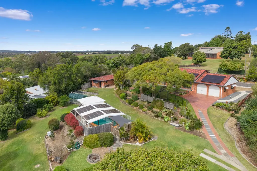 Dundowran 4 Bedroom COUNTRY CHARM MEETS COASTAL LIVING
