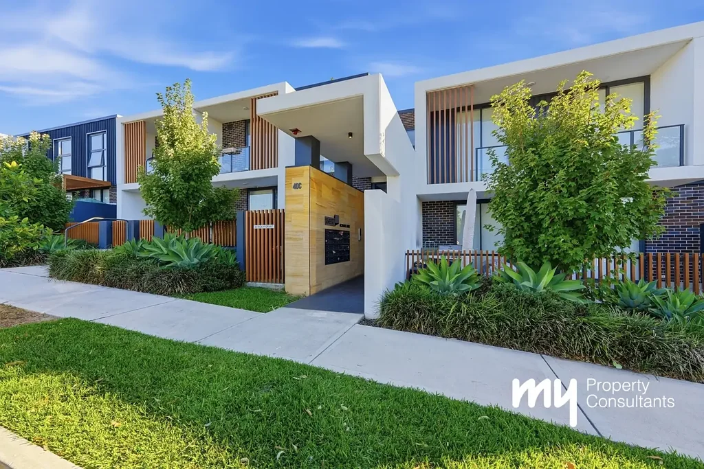 Narellan 1房 Bosch电器精装 开放式布局 地板铺装 主卧地毯 安全社区 地下车位 阳台休闲 Modern Unit, Prime Location!